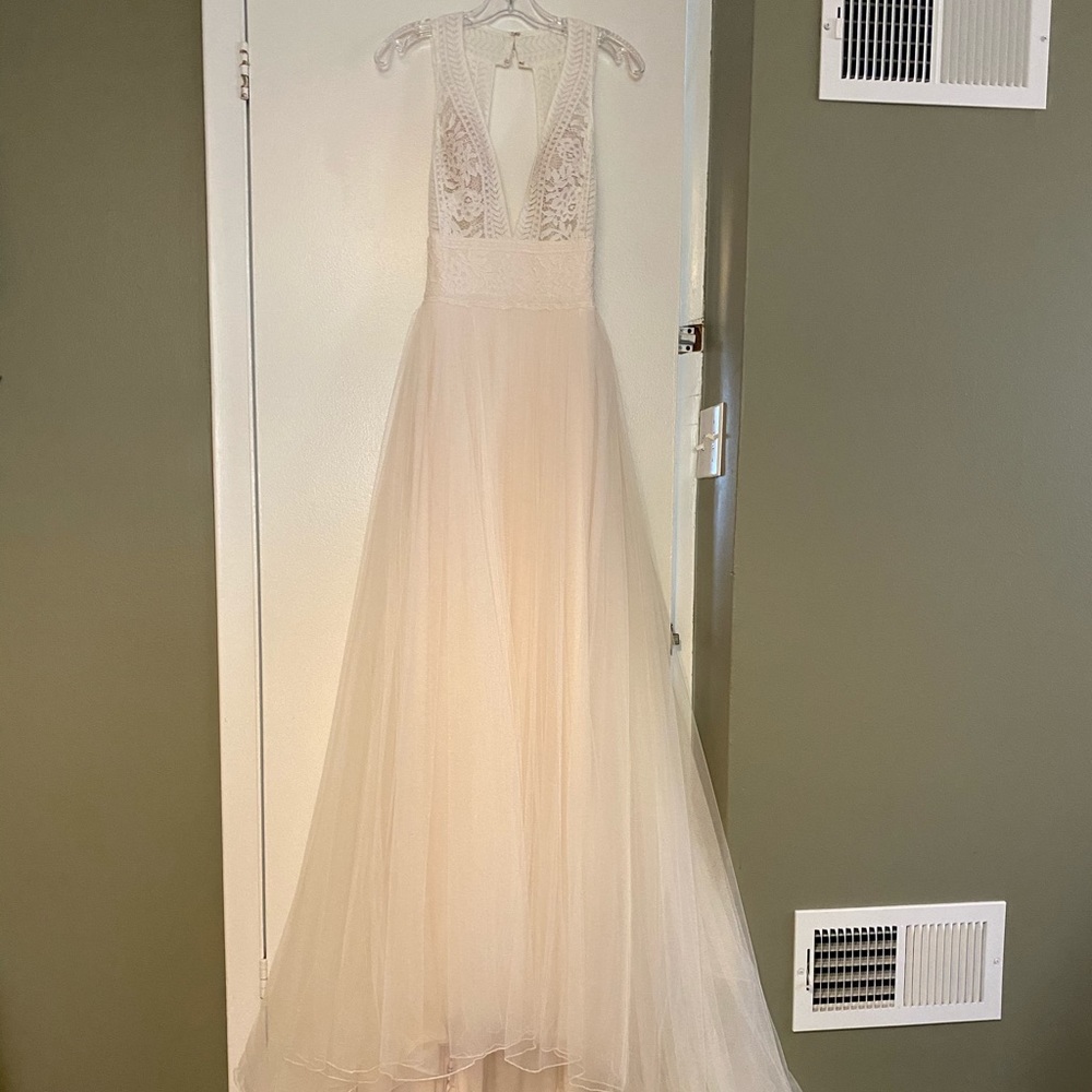 Wedding gown - never worn - Picture 4 of 5